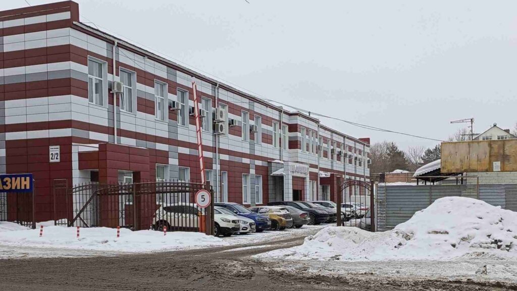 Фото въезда на парковку компании Связь Медиа Сервис Строй